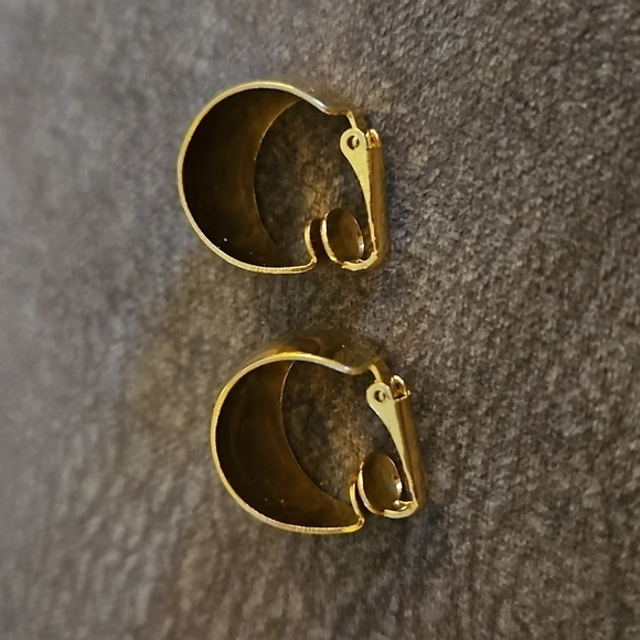 3/$30 VTG Goldtone Chunky Clip-on Hoop Earrings - Picture 4 of 8